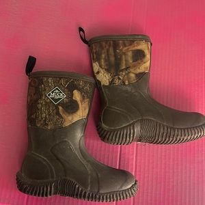 Snow boots for kids. Brand MUCK.  size 12 kids color:  camouflage